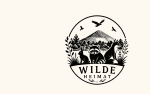 Wilde Heimat – Logo mit Bergen, Wald, Waschbär, Fuchs und Hase